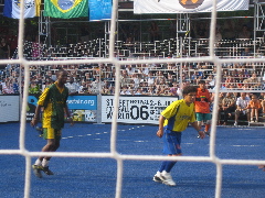 ケニア、ボリビア譲らず