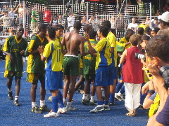 試合後に健闘を讃える