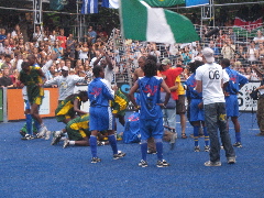 両チームが健闘を讃える