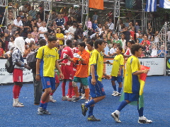 両チームが健闘を讃える