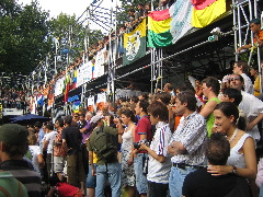 真剣に見守る観客"