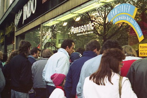 電気店ショーウィンドウ