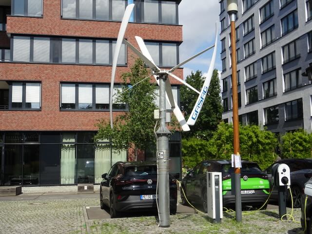路上の小型風車